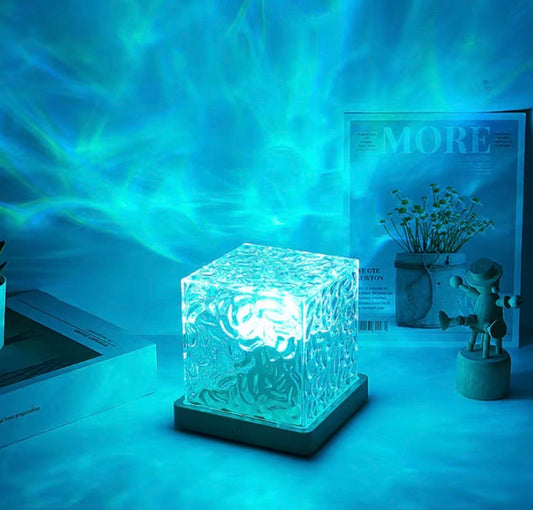 Křišťálová LED lampa s efektem vodní hladiny – Aurora Cube