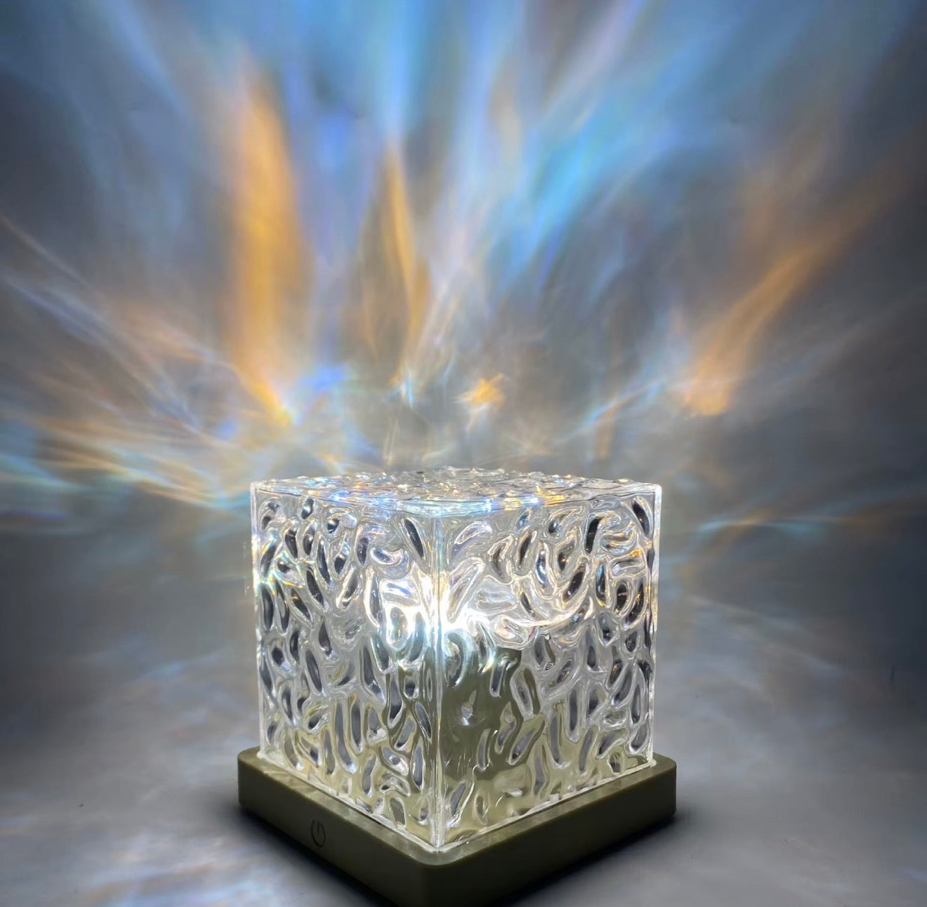 Křišťálová LED lampa s efektem vodní hladiny – Aurora Cube