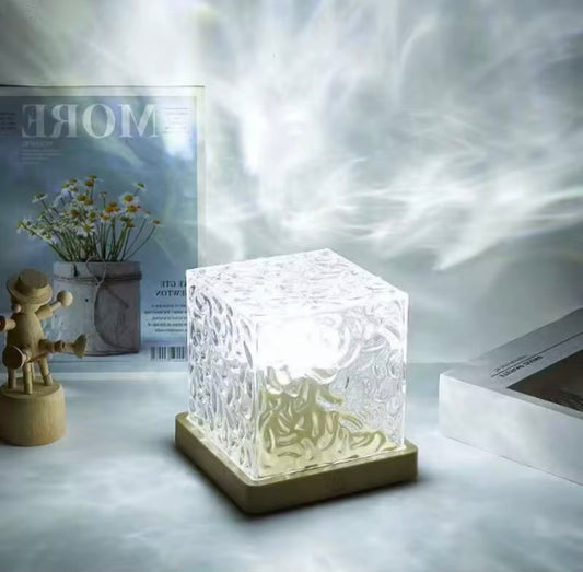 Křišťálová LED lampa s efektem vodní hladiny – Aurora Cube